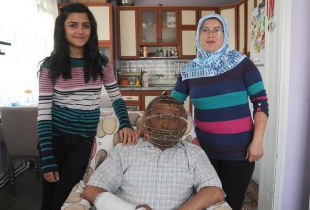 Kütahya'da oturan 42 yaşındaki İbrahim Yücel, sigara içmekten vazgeçemeyince, başına özel olarak bakır yaptırdığı tel kafesi geçiriyor. Bir kamu kuruluşunda tekniker olarak çalışan evli 3 çocuk babası İbrahim Yücel, 26 yıllık tiryaki olduğunu ve günde 2 paket sigara içtiğini söyledi. İbrahim Yücel, motosiklet kaskından esinlenerek bakır telden yaptığı kafesi kullanıyor. Yücel, kafesin kilidinin de eşinde olduğunu söyledi.