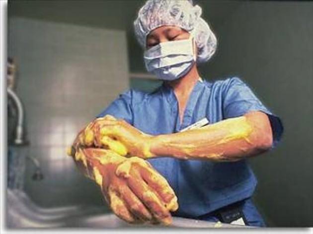 Hastası da doktora gidecek parası olmayan sekiz yaşındaki bir kızdı. Küçük kızın eli yanmıştı ve parmaklarını birbirinden ayıramıyordu. Tıp eğitimi olmayan, hayatında hiç ameliyata girmemiş 7 yaşındaki süper çocuk, küçük kızın ellerini birbirinden ayırarak yeniden kullanabilmesini sağladı. Tüm ilgisini tıp bilimine veren dahi, 12 yaşındayken kanserin çaresini bulmaya çok yaklaştığını iddia etti. Tıp dahisi küçük çocuk şu anda Chandigarh Üniversitesi'nde okuyor ve Hindistan'ın en genç üniversite öğrencisi.