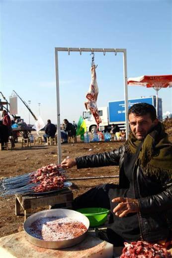 <p><strong>DİYARBAKIR'DA NEVRUZ KUTLAMASI</strong><br />Diyarbakır'da Nevruz kutlamasının yapılacağı merkez Bağlar ilçesindeki Newroz Parkı'nda gruplar toplandı.</p>