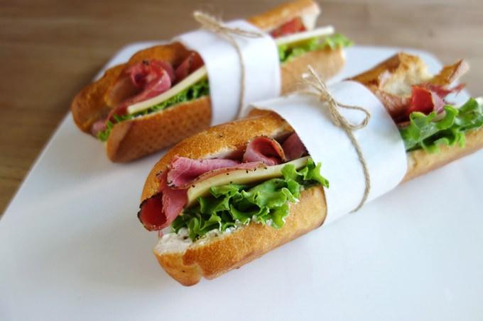<p>1. Sandviç yerken<strong> üst taraftaki ekmeği</strong> çıkartarak yiyin. </p>
