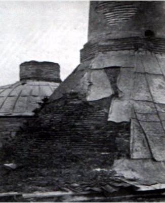 <p>O tarihlerde sağlam ve kullanmaya müsait olduğu tarihi<br />
belgelerden anlaşılan saray, ne oldu da 1930’lu yılların sonunda yani saltanatın kaldırılışının<br />
16, hilafetin kaldırılışının 18. senesinde resimlerden de anlaşılacağı üzere tam bir harabe ve<br />
yıkıntı haline gelebildi.</p>