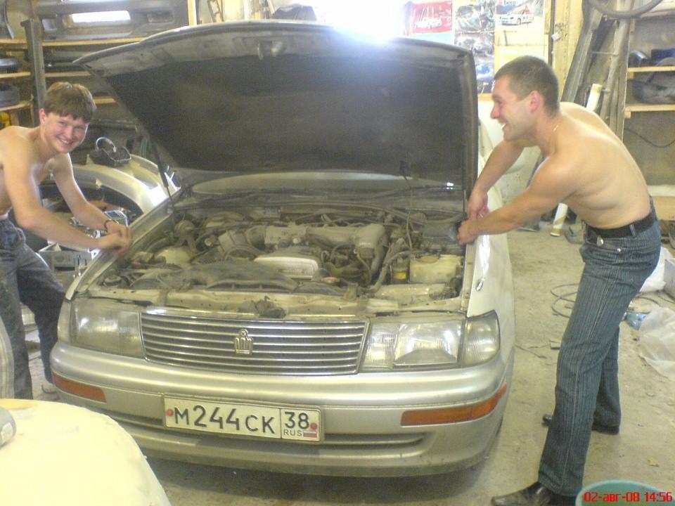 <p>Rusya'da hurda halindeki bir arabayı sökerek yaptıkları süper araba görenlere parmak ısırtıyor.</p>
<p> </p>