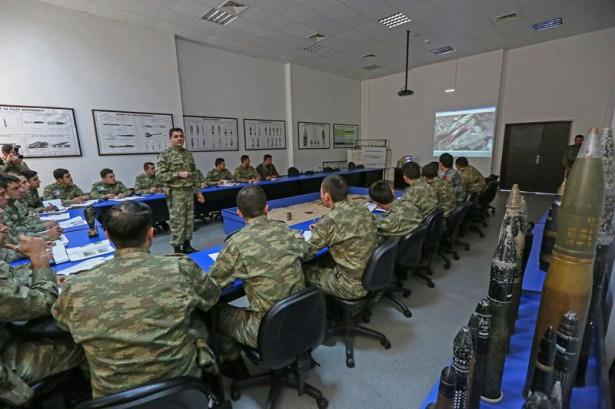 <p>Subay statüsündeki askerlerin dahi "yapmazsan yaptıramazsın"  anlayışıyla eğitildiği merkezde, patlayıcıların tespiti ve imhasında en gelişmiş  teknolojiden yararlanılıyor.</p>
