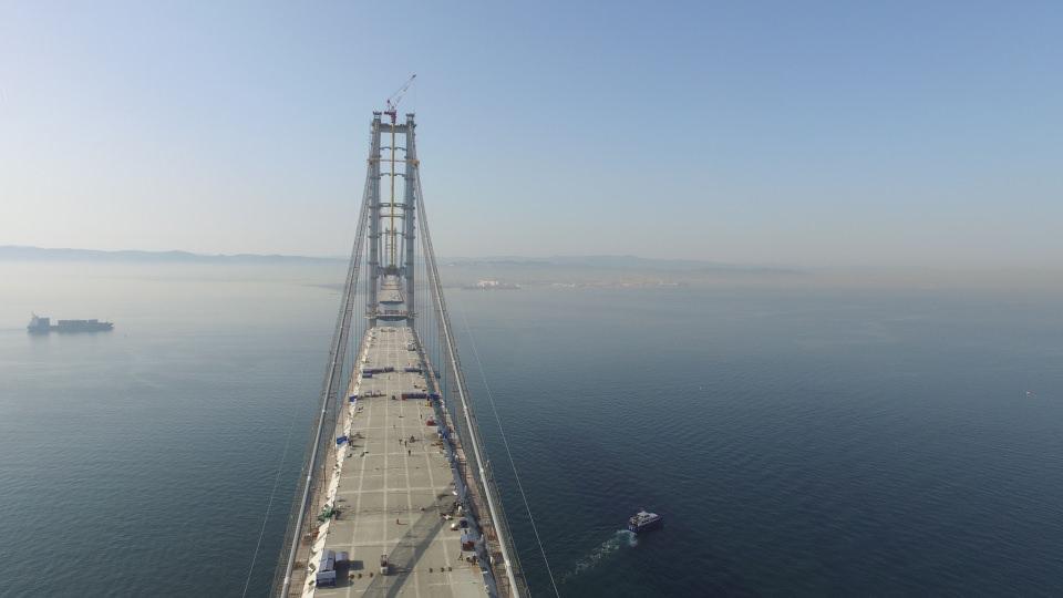 <p>433 kilometrelik Gebze-Orhangazi-İzmir Otoyolu Projesi'nin en önemli bölümünü oluşturan İzmit Körfezi Asma Köprüsü'nde köprüde tabliyelerin montajı tamamlandı. </p>
