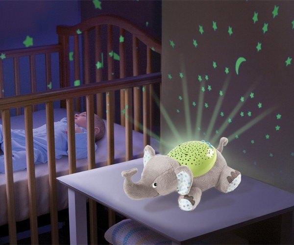 <p>Özellikle yeni doğan bebeklerin uyuduğu odaların aydınlatılması oldukça önemlidir. Odayı aydınlatmanın yanı sıra bebeğinizin <strong>uyku düzenini de etkiler.</strong></p>
