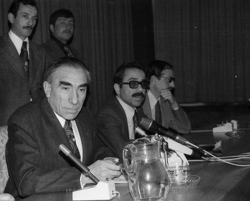 <p>MHP Genel Başkanı Türkeş (solda), 11 Nisan 1976'da düzenlediği basın toplantısında görülüyor.</p>
