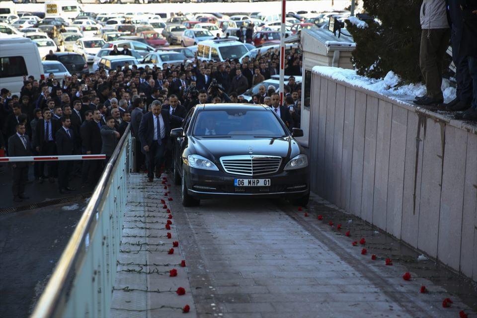 <p>Partililer, makamına geçen Bahçeli'ye geçmiş olsun dileklerini odasına giderek iletti.</p>
<p> </p>