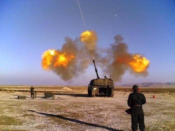<p>T-155 FIRTINA <br />
<br />
Bin beygir gücündeki motorları sayesinde zorlu arazi şartlarında da hareket kabiliyetine sahip Fırtına obüsleri, 155 mm'lik NATO mühimmatıyla uyumlu tasarımı sayesinde müttefik güçlerle de ortak kullanım imkanı sağlıyor.</p>