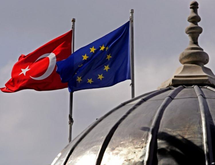 <p>Cumhurbaşkanı Tayyip Erdoğan’ın Avrupa Birliği’ne (AB) vize restinin ardından 72 kriterden kalan 5’iyle ilgili hazırlanan yeni yol haritasının ayrıntılarına ulaşıldı.</p>