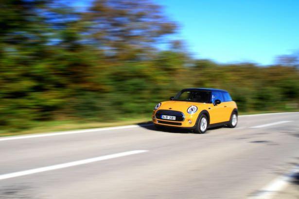<p>MINI de kuru sabitleyen markalardan biri. 1 Euro = 2.79 TL olarak devam eden kampanyanın haricinde, 1.5 litre benzinli ve dizel motor seçenekleri bulunan Yeni MINI için, 921 TL taksit seçenekli ödeme planı sağlanıyor.</p>
<p> </p>