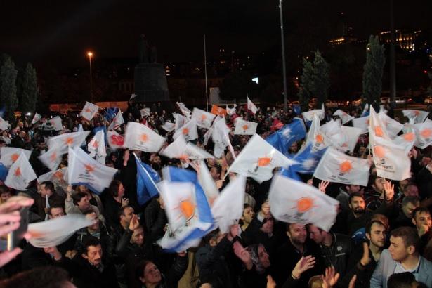 <p>Seçim sonuçlarının netleşmeye başlamasının ardından AK Parti’de kutlamalar başladı. </p>
<p> </p>