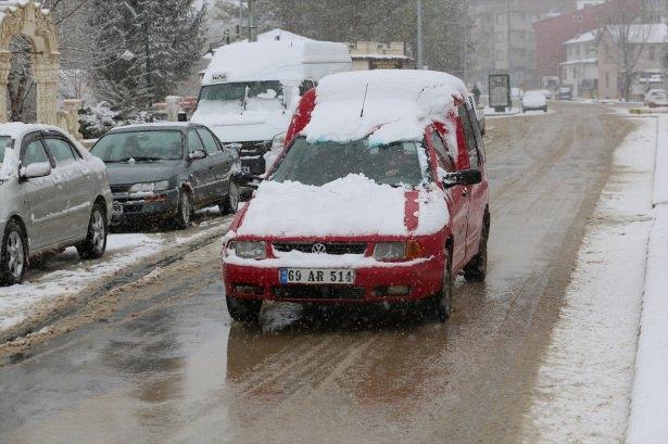 <p>Van Büyükşehir Belediyesi yetkilileri, 3 gün önce etkili olan yağışlar nedeniyle kapanan tüm yolların açıldığını, şu ana kadar da kapalı yol bilgisinin ulaşmadığını bildirdi.</p>