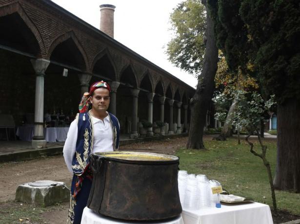 <p>Fatih Sultan Mehmet'in Topkapı Sarayı'nı kullanmaya başlamasının ardından yemek protokolünü de belirlediğini hatırlatan Kültür Bakanı Çelik," Mutfak saray yaşamında ve kültürümüzün belleğinde önemli bir yer tutmuştur " dedi. </p>
