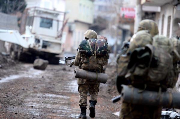 <p>Güvenlik güçlerinin taziye evine operasyon için yaklaştığını fark eden PKK'lılar diğer yaralı olan PKK'lıları alarak kaçtı.  PKK'lıların ateşe verdiği taziye evini revir olarak kullandıkları ortaya çıktı.  Binada yaptığı incelemelerde yaralı PKK'lıların tedavisinde kullanılan çok sayıda ilaç,  oksijen tüpü, serum ele geçirildi.</p>
