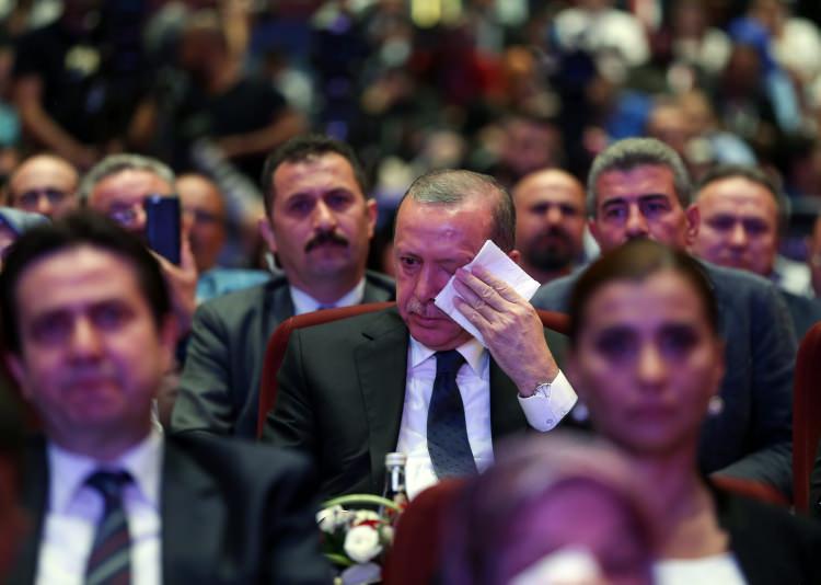 <p>15 Temmuz darbe girişimi sırasında Özel Harekât Merkezi'nde görevliyken şehit olan polis memuru Mehmet Oruç ile ikizi Ahmet Oruç'un babası Ali Oruç'un törende yaptığı konuşmada yazdığı şiiri okuması, Cumhurbaşkanı Recep Tayyip'i ve salonda bulunanları duygulandırdı.</p>
