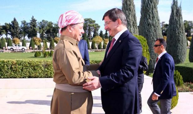 <p>Başbakanı Ahmet Davutoğlu, Irak Kürdistan Başkanı Mesuda Barzani ile Erbil'de bir araya geldi.</p>
