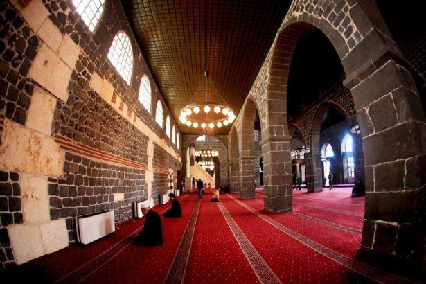 <p>Kim tarafından ne zaman yapıldığı bilinmemektedir. 639 yılında Diyarbakır'a egemen olan Müslüman Araplar tarafından şehrin merkezindeki en büyük mabed olan Martoma Kilisesi’nin camiye çevrilmesiyle oluşturulmuştur. </p>
