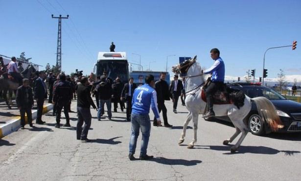 <p>Karşılamadan sonra aracından inerek yanlarına giden Başbakan Ahmet Davutoğlu sporculara teşekkür etti. İşte miting öncesi ve sonrası AK Parti Erzurum mitingi fotoğrafları...</p>
