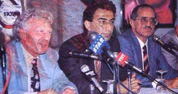 <p>Galatasaray'a imza atan Feldkamp,Adnan Polat ile birlikte basın toplantısında (1992)</p>
