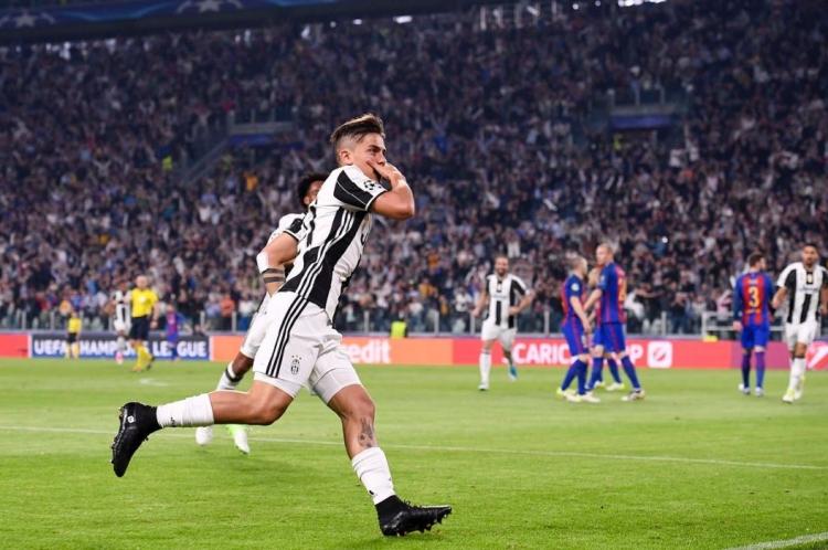 <p>Juventus'un Barcelona'yı 3-0 mağlup ettiği maçta 2 golle yıldızlaşan Dybala gündeme bomba gibi düştü. Messi iki yıl önce onun için ‘Bana güvenin gelecek yıllarda herkes onu konuşacak’ diyordu. Aradan geçen zaman Messi’yi haklı çıkarmakla kalmadı, Dybala Barcelona’yı yıkan adam oldu. Peki, kim bu Paulo Dybala… (Hürriyet)</p>
