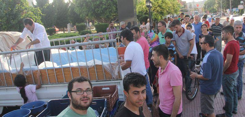 <p>Kuzey Afrika’dan gelen sıcak hava dalgası Adana’da da etkili oluyor. Hava sıcaklığı mevsim normallerinin 10 derece üzerinde seyrederken, termometrelerin 50 dereceyi gösterdiği kentte vatandaşlar serinlemek için çare arıyor. </p>
