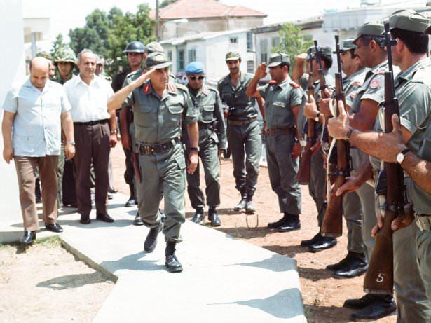 <p>Korgeneral Nurettin Ersin, Türk Toplumunun Lideri Rauf Denktaş ve Mücahitlere Veda Ederken</p>
<p> </p>
