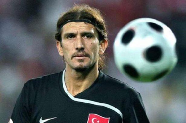 <p>RÜŞTÜ REÇBER<br />
<br />
1999'da Fenerbahçe forması giyerken, Beşiktaş derbisi öncesi krampon temizlemek için kullandığı falçata ile elini kesmişti.</p>

