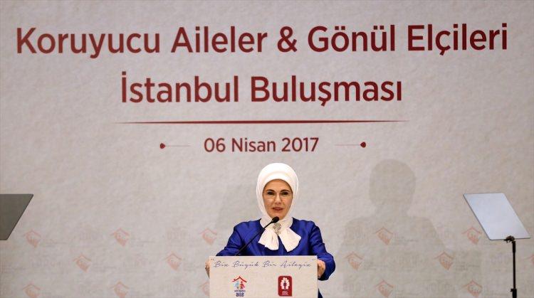<p>Koruyucu Aileler ve Gönül Elçileri İstanbul Buluşması'na katılan Emine Erdoğan, etkinliğe katılan kimsesiz çocuklarla tek tek ilgilendi.</p>
