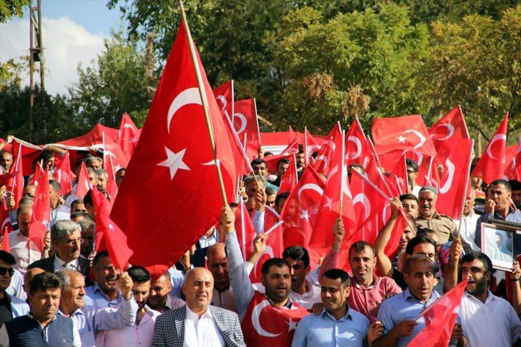 <p>Kocaköy ilçesinde İmam Hatipliler Derneği öncülüğünde teröre tepki yürüyüşü düzenlendi.</p>
