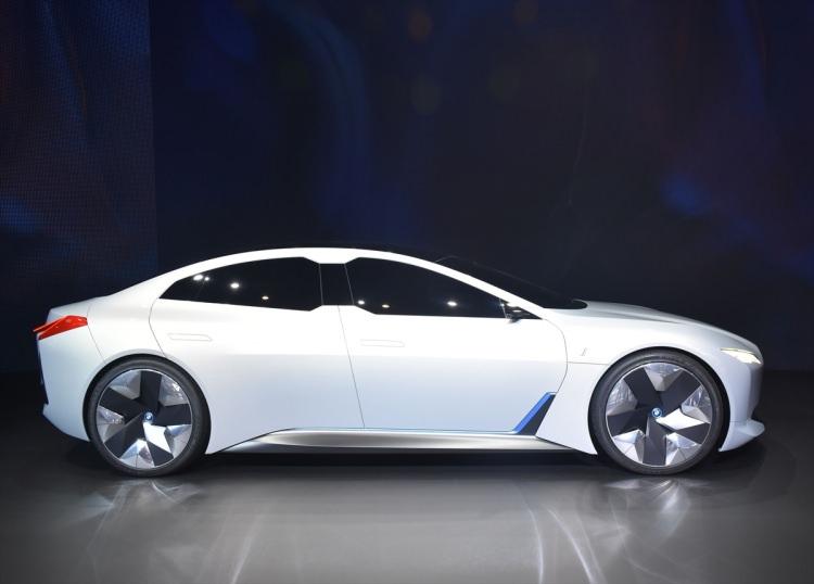 <p>Dünyanın en büyük otomobil fuarlarından olan ve bu yıl 67’ncisi düzenlenen Uluslararası Frankfurt Otomobil Fuarı (IAA) devam ediyor. 24 Eylül'de sona erecek fuarda, BMW i Vision Dynamics modeli de tanıtıldı.</p>
<p> </p>