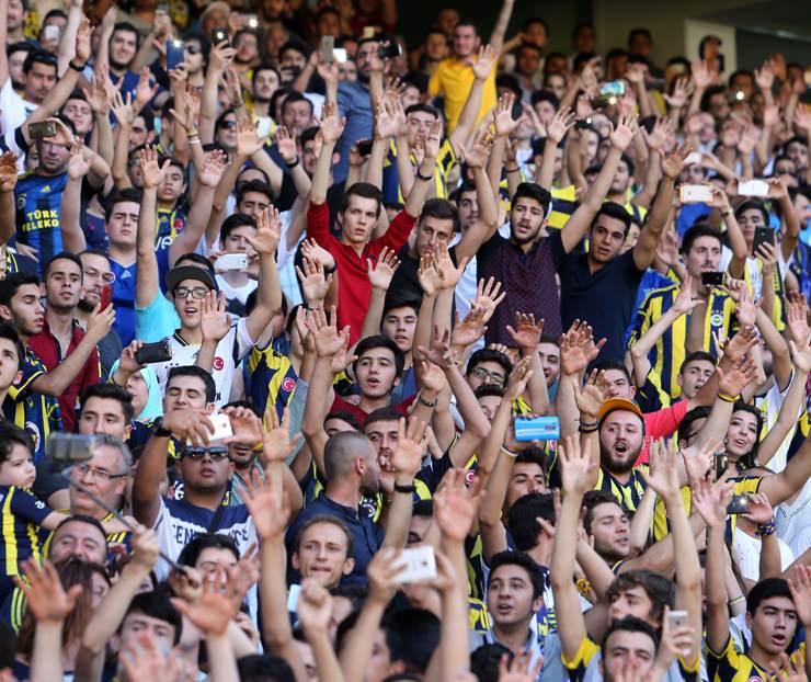 <p>Şükrü Saracoğlu'nda yaklaşık 15 bin taraftar Portekizli yıldızın imza törenini izledi.</p>