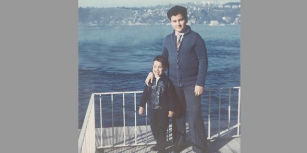 <p><strong>Murat Ülker</strong></p>
<p>Murat Ülker, (Türk sanayici, iş adamı) 1959 yılında İstanbul'da dünyaya geldi. Lise eğitimini İstanbul Erkek Lisesi'nde tamamlamış ve Boğaziçi Üniversitesi'nden mezun oldu.</p>