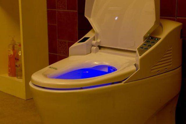 <p>Uygulama aynı zamanda 30 dakikadır aralıksız meşgul olan tuvaletleri de bildiriyor. Bu da tuvalette olası kazalar konusunda dışarıdaki kullanıcıları uyarıyor. Sistem tuvalet kapılarındaki sensörü kullanıyor ve doluluğu tespit ediyor.</p>

<p> </p>
