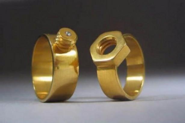 <p>Somun ve vidadan oluşan evlilik yüzüğü</p>

<p> </p>
