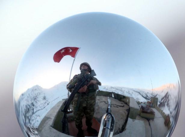 <p>Her askeri birlikte olduğu gibi, Tekeli’de de mesai gün doğumuyla başlıyor. Aslında “mesai” diye bir kavram da yok hudut birliklerinde. 7 gün 24 saat esasına göre her an tetikte bekliyorlar.</p>
<p> </p>