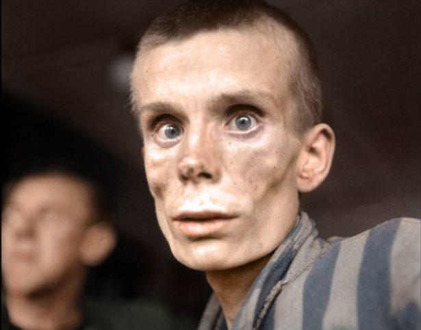 <p>En ünlü siyah beyaz fotoğraflar  titiz bir çalışmayla gerçeğe en yakın, yüksek çözünürlüklü renkli fotoğraflara dönüştürüldü.<br />
 </p>

<p>Dachau Nazi Toplama Kampı'ndan kurtarılan 18 yaşındaki bir kız (1945)</p>

<p> </p>
