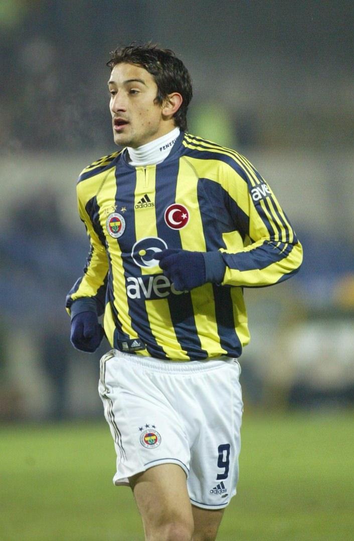 <p>Serhat Akın<br />
<br />
2000/2001 sezonunun başında Galatasaray'ın 4 senelik şampiyonluk ambargosuna son vermek isteyen Fenerbahçe, Rapaiç, Revivo, Kenneth Anderson gibi yıldız oyuncuların yanında Almanya'da yetişmiş 18 yaşındaki Serhat AKın'ı da kadrosuna katmıştı.</p>