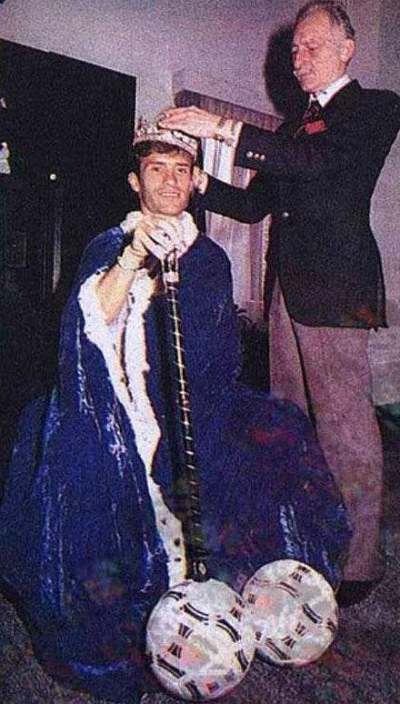<p>Süleyman Seba, gol kralı olan Feyyaz Uçar'a tacını takıyor. - Mayıs 1990</p>
