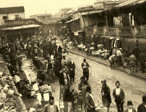 <p>Zor geldi Zaro Ağa`ya yaşadıkları. 29 Haziran 1934`te Şişli Etfal`de öldü. 157 yaşına kadar sapasağlam ve doktora gitmeyen Ağa`nın son yılında ciğerlerinde tüberküloz, kalbinde büyüme ortaya çıkmıştı.</p>

<p> </p>
