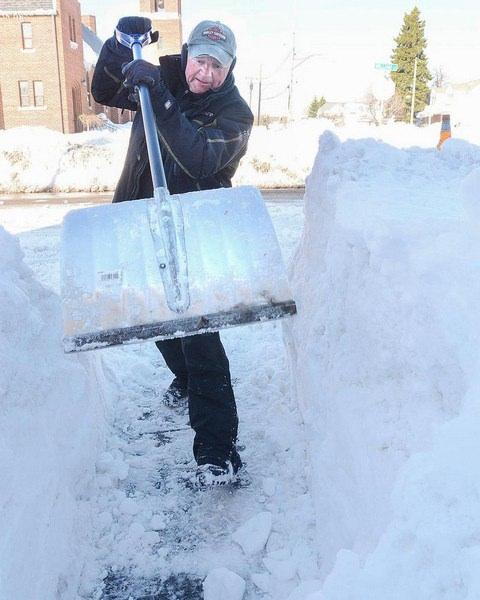 <p>Buffalo kentinde yer yer 2-3 metreyi bulan kar, günlük hayatı olumsuz etkiledi.</p>

<p> </p>
