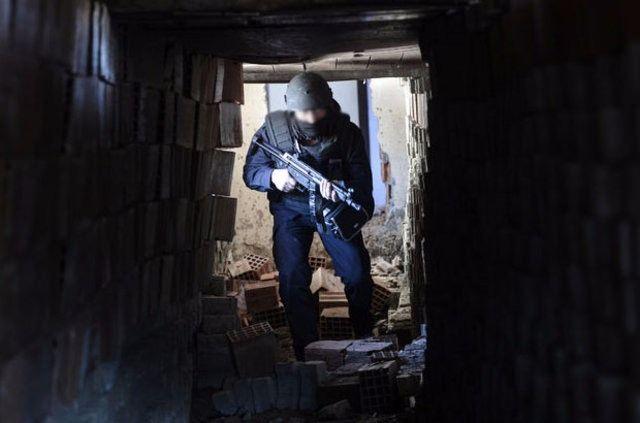 <p>İdil'de PKK'lı teröristlerin yakalanması, patlayıcılarla tuzaklanan çukurların ve barikatların bertaraf edilmesi, halkın can ve mal güvenliğinin sağlanması için ilan edilen sokağa çıkma yasağının ardından güvenlik güçlerince başlatılan "Şehit Özel Harekat Polisi Ersin Yıldırım Operasyonu" devam ediyor.</p>
<p> </p>