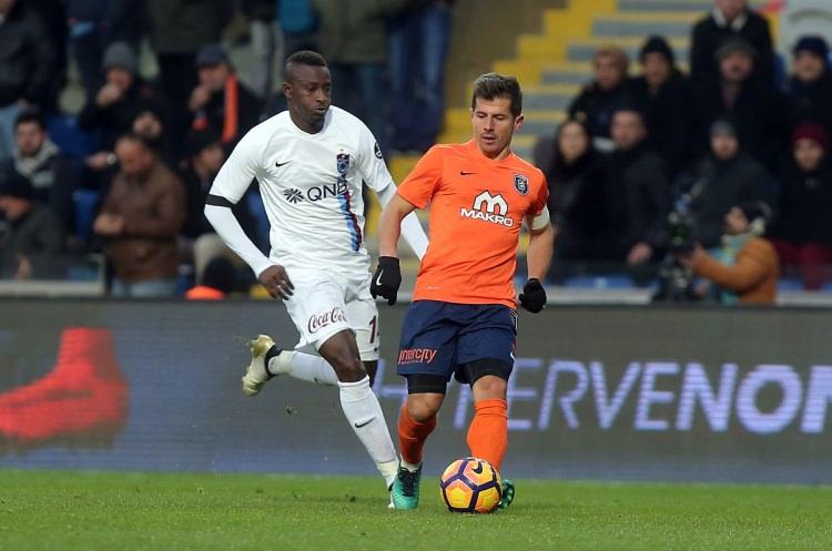 <p>Emre Belözoğlu, dünyada çok güzel statlarda maçlar oynadığını ve ülkemizin de çok büyük yatırımlarla artık modern statlara kavuştuğunu aktardı. Belözoğlu, "Ülkemizin içinden geçtiği sıkıntılara rağmen büyük spor yatırımlarının yapılması ne kadar güçlü bir devlet, ne kadar güçlü bir millet olduğumuzun göstergesidir." ifadesini kullandı.</p>