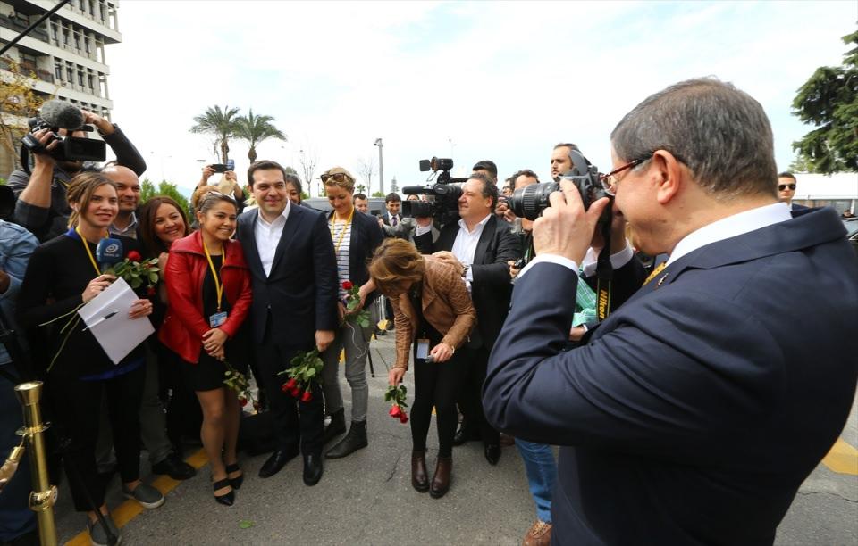 <p>Başbakan Davutoğlu'nun makam aracıyla ofise girişi sırasında beş kişi demir bariyerlerin arkasından "Kahrolsun AKP iktidarı" diyerek, slogan attı. Eylemciler, çevik kuvvet polisi tarafından ağızları kapatılarak gözaltına alındı. Türk ve Yunan heyeti arasındaki görüşmeler basına kapalı olarak başladı. Önümüzdeki saatlerde aile fotoğrafı verilip iki başbakanın basın toplantısı düzenlenmesi bekleniyor. </p>

<p> </p>
