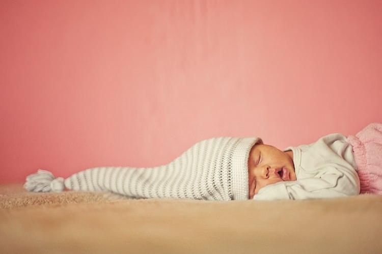 <p>Uykuya en çok duyulan ihtiyaç 0-1 yaş arasıdır. Kesintisiz gece uykuları özellikle REM uykuları, bebeğin potansiyel beyin gelişimini için çok önemli bir role sahiptir.</p>

