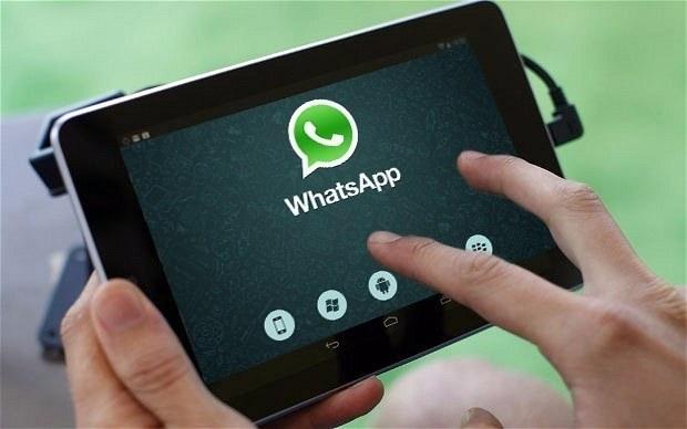 <p>Yeni gelecek özelliklerden bir diğeri ise grup konuşması daveti. Normalde WhatsApp’ta grup kurulduğunda eğer grubu kuran kişide olması gereken tüm kişiler yoksa bir problem var demekti. Yönetici, diğer kullanıcıları tek tek seçerek eklemek durumundaydı. Geliştirilen özellikle birlikte bu zahmet de giderildi.</p>
<p> </p>
