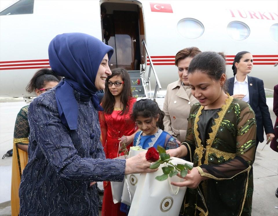 <p>Davutoğlu ile birlikte kente gelen heyette bulunan kadınların boyunlarına "kadının gücünü" temsil eden beyaz tülbent takması dikkat çekti.</p>

<p> </p>
