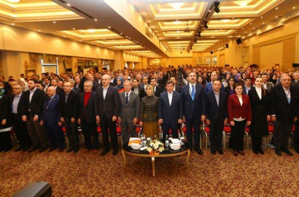 <p>Davutoğlu milletvekilleriyle 4 grup halinde toplantı yaptı. Önce Akdeniz ve Ege daha sonra İç Anadolu, Karadeniz grubuyla buluştu. Marmara grubunun ardından Davutoğlu son olarak Doğu ve Güneydoğu Anadolu bölgeleri milletvekilleriyle bir toplantı gerçekleştirdi.</p>