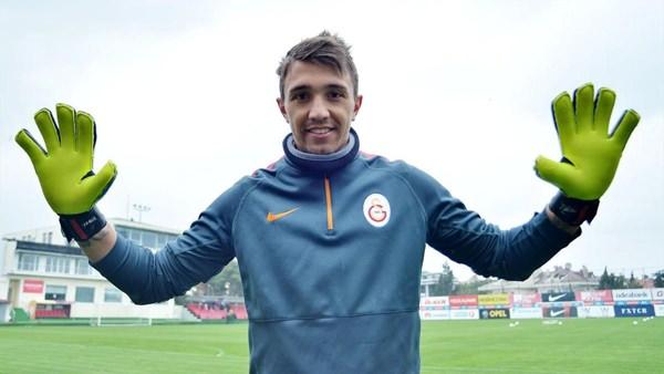 <p>HANGİ TÜRKÇE KELİMELERİ BİLİYORSUN?</p>
<p> </p>
<p>Diğerlerini söylemek istemiyorum çünkü kötü sözler var o yüzden sadece 'günaydın'.</p>