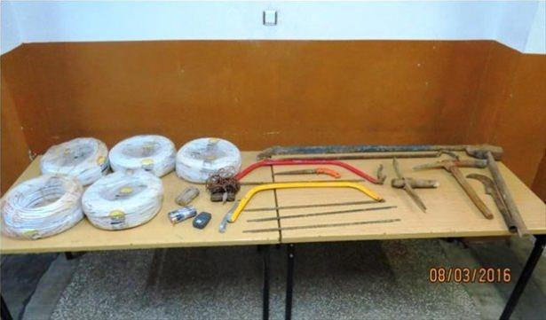 <p>Tunceli İl Jandarma Komutanlığı’na bağlı birliklerin dün Nazimiye İlçesi’nde yürüttüğü operasyonlarla ilgili Tunceli Valiliği tarafından yapılan açıklamada, PKK’ya ait 10 sığınağın ortaya çıkarıldığı belirtilerek, şu bilgiler verildi:</p>

<p> </p>
