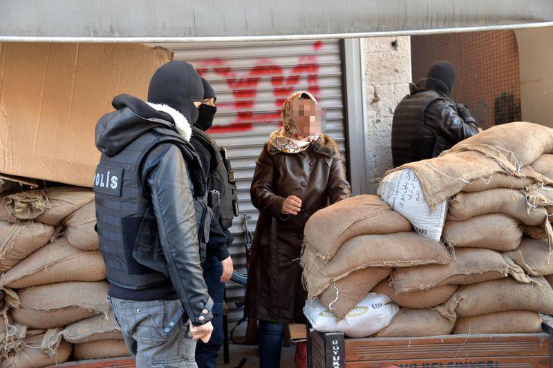 <p>Polisler, pasta ve börekleri ve mevzilerde görev yapan arkadaşlarının yanı sıra bölgede bulunan bazı vatandaşlara da ikram etti.</p>
